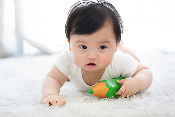 포토 JPG 스튜디오촬영 남자 엎드리기 실내 한명 상반신 앞모습 연필 귀여움 한국인 성장 아기 잡기 보호 집중 흰배경 남자아기한명만 국내포토 1 뷰포인트 백그라운드 컨셉 모션 학용품 사람 동양인 내부 필기구 흰색 남자한명만 남자아기만 파일형식