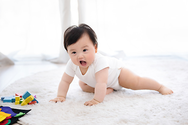 포토 JPG 스튜디오촬영 전신 남자 실내 이야기 한명 미소 앉기 앞모습 장난감 귀여움 한국인 성장 아기 보호 즐거움 흰배경 교구 기저귀 기어가기 걸음마 남자아기한명만 국내포토 1 교육 감정 뷰포인트 백그라운드 컨셉 모션 표정 사람 동양인 내부 아기용품 흰색 남자한명만 남자아기만 파일형식