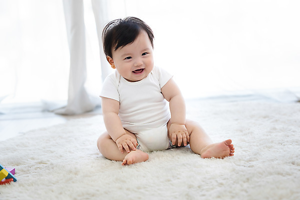 포토 JPG 스튜디오촬영 전신 남자 실내 한명 미소 앉기 앞모습 귀여움 한국인 성장 아기 보호 흰배경 기저귀 남자아기한명만 국내포토 1 뷰포인트 백그라운드 컨셉 모션 표정 사람 동양인 내부 아기용품 흰색 남자한명만 남자아기만 파일형식