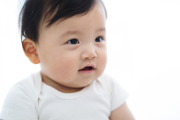 포토 JPG 스튜디오촬영 응시 남자 실내 한명 미소 근접촬영 상반신 앞모습 귀여움 한국인 성장 아기 보호 흰배경 남자아기한명만 국내포토 1 시선 뷰포인트 백그라운드 컨셉 표정 사람 동양인 내부 흰색 남자한명만 남자아기만 파일형식