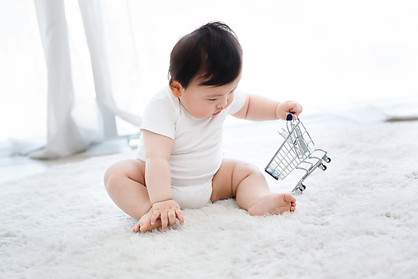 포토 JPG 스튜디오촬영 전신 남자 실내 한명 앉기 앞모습 귀여움 카트 만지기 한국인 성장 아기 보호 흰배경 기저귀 물건집기 남자아기한명만 국내포토 1 뷰포인트 백그라운드 컨셉 모션 사람 동양인 내부 아기용품 흰색 남자한명만 남자아기만 파일형식