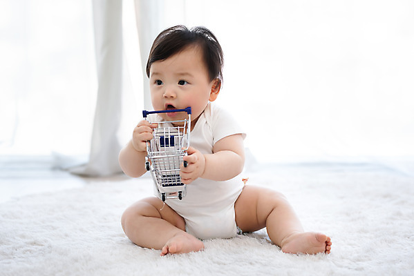 포토 JPG 스튜디오촬영 전신 남자 실내 한명 앉기 앞모습 귀여움 카트 한국인 성장 아기 잡기 보호 물기 흰배경 기저귀 남자아기한명만 국내포토 1 뷰포인트 백그라운드 컨셉 모션 사람 동양인 내부 아기용품 흰색 남자한명만 남자아기만 파일형식