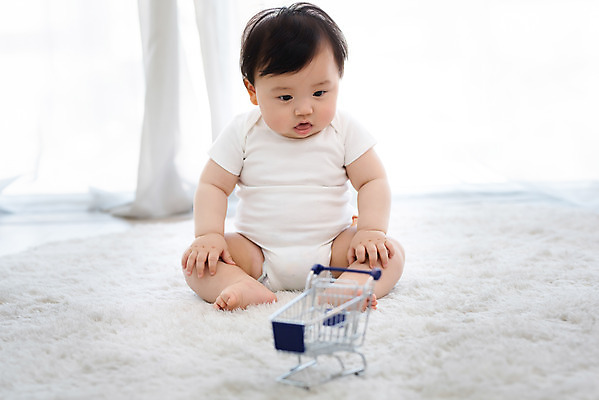 포토 JPG 스튜디오촬영 전신 응시 남자 생각 실내 한명 앉기 앞모습 귀여움 카트 한국인 성장 아기 보호 고민 흰배경 기저귀 남자아기한명만 국내포토 1 시선 감정 뷰포인트 백그라운드 컨셉 모션 사람 동양인 내부 아기용품 흰색 남자한명만 남자아기만 파일형식