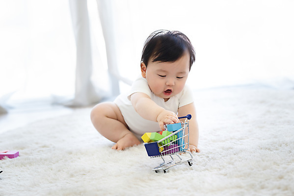 포토 JPG 스튜디오촬영 전신 남자 놀이 실내 한명 앞모습 장난감 귀여움 카트 블록 한국인 성장 아기 보호 집중 즐거움 흰배경 교구 남자아기한명만 국내포토 1 교육 감정 뷰포인트 백그라운드 컨셉 사람 동양인 내부 흰색 남자한명만 남자아기만 파일형식