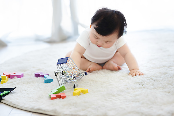 포토 JPG 스튜디오촬영 전신 응시 남자 놀이 실내 한명 앞모습 장난감 귀여움 카트 블록 만지기 한국인 성장 아기 보호 집중 즐거움 흰배경 교구 남자아기한명만 국내포토 1 시선 교육 감정 뷰포인트 백그라운드 컨셉 모션 사람 동양인 내부 흰색 남자한명만 남자아기만 파일형식