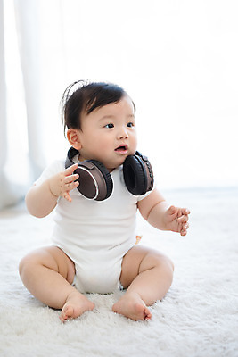 포토 JPG 스튜디오촬영 전신 남자 음악 노래 실내 한명 앉기 앞모습 귀여움 헤드셋 듣기 한국인 성장 아기 보호 흰배경 기저귀 남자아기한명만 국내포토 1 뷰포인트 음향기기 백그라운드 컨셉 모션 문화예술 사람 동양인 내부 헤드폰 아기용품 흰색 남자한명만 남자아기만 파일형식