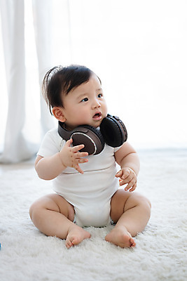 포토 JPG 스튜디오촬영 전신 남자 음악 노래 실내 한명 앉기 앞모습 귀여움 헤드셋 듣기 한국인 성장 아기 보호 흰배경 기저귀 남자아기한명만 국내포토 1 뷰포인트 음향기기 백그라운드 컨셉 모션 문화예술 사람 동양인 내부 헤드폰 아기용품 흰색 남자한명만 남자아기만 파일형식