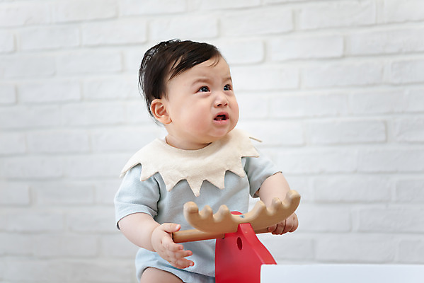 포토 JPG 스튜디오촬영 응시 남자 실내 한명 상반신 앞모습 귀여움 한국인 슬픔 성장 아기 목마 보호 울음 승차 눈물 흰배경 목마타기 서러움 남자아기한명만 국내포토 1 시선 감정 뷰포인트 백그라운드 컨셉 모션 표정 사람 동양인 내부 흰색 남자한명만 남자아기만 파일형식