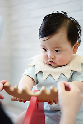 포토 JPG 스튜디오촬영 손 응시 남자 실내 한명 상반신 앞모습 신체부위 장난감 귀여움 한국인 성장 아기 목마 보호 집중 흰배경 남자아기한명만 국내포토 1 시선 뷰포인트 백그라운드 컨셉 사람 동양인 내부 흰색 남자한명만 남자아기만 파일형식