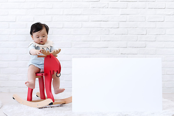 포토 JPG 스튜디오촬영 전신 배너 남자 놀이 사각프레임 알림판 실내 한명 앞모습 귀여움 한국인 성장 아기 목마 보호 승차 집중 흰배경 목마타기 남자아기한명만 국내포토 1 뷰포인트 백그라운드 컨셉 모션 프레임 사람 동양인 내부 사각형 흰색 남자한명만 남자아기만 파일형식