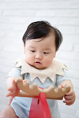 포토 JPG 스튜디오촬영 응시 남자 실내 한명 앉기 상반신 앞모습 장난감 귀여움 한국인 성장 아기 목마 보호 집중 흰배경 남자아기한명만 국내포토 1 시선 뷰포인트 백그라운드 컨셉 모션 사람 동양인 내부 흰색 남자한명만 남자아기만 파일형식