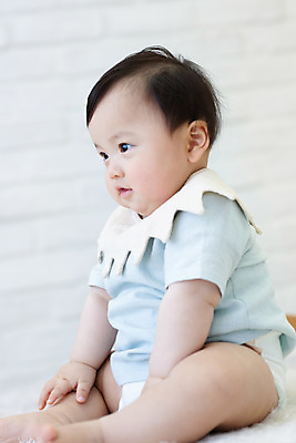 포토 JPG 스튜디오촬영 전신 응시 남자 실내 한명 미소 앉기 옆모습 귀여움 한국인 성장 아기 보호 흰배경 기저귀 남자아기한명만 국내포토 1 시선 뷰포인트 백그라운드 컨셉 모션 표정 사람 동양인 내부 아기용품 흰색 남자한명만 남자아기만 파일형식