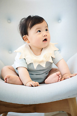 포토 JPG 스튜디오촬영 전신 응시 남자 의자 실내 한명 미소 앉기 앞모습 귀여움 한국인 성장 아기 보호 집중 남자아기한명만 국내포토 1 시선 뷰포인트 가구 컨셉 모션 표정 사람 동양인 내부 남자한명만 남자아기만 파일형식