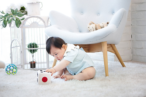 포토 JPG 스튜디오촬영 전신 남자 인형 의자 실내 한명 앉기 앞모습 장난감 귀여움 만지기 한국인 성장 아기 보호 집중 주사위 흰배경 남자아기한명만 국내포토 1 뷰포인트 가구 백그라운드 컨셉 모션 사람 동양인 내부 흰색 남자한명만 남자아기만 파일형식