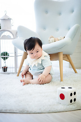 포토 JPG 스튜디오촬영 전신 응시 남자 인형 의자 실내 한명 앉기 앞모습 장난감 귀여움 한국인 성장 아기 보호 집중 주사위 흰배경 기저귀 남자아기한명만 국내포토 1 시선 뷰포인트 가구 백그라운드 컨셉 모션 사람 동양인 내부 아기용품 흰색 남자한명만 남자아기만 파일형식