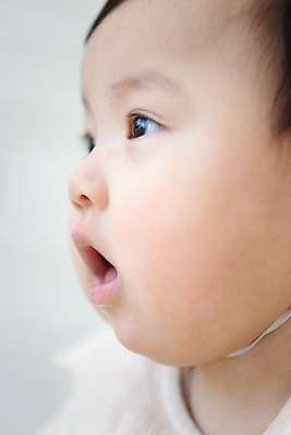 포토 JPG 스튜디오촬영 응시 남자 얼굴 실내 입벌림 한명 근접촬영 옆모습 귀여움 놀람 한국인 성장 아기 보호 남자아기한명만 국내포토 1 시선 감정 뷰포인트 컨셉 표정 사람 동양인 내부 신체부위 남자한명만 남자아기만 파일형식