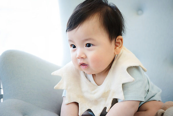 포토 JPG 스튜디오촬영 남자 의자 실내 한명 앉기 상반신 옆모습 귀여움 한국인 성장 아기 보호 집중 남자아기한명만 국내포토 1 뷰포인트 가구 컨셉 모션 사람 동양인 내부 남자한명만 남자아기만 파일형식