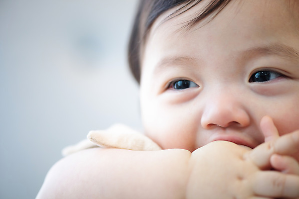 포토 JPG 스튜디오촬영 응시 남자 얼굴 손가락 실내 한명 근접촬영 앞모습 아웃포커스 귀여움 한국인 성장 아기 보호 빨다 물기 습관 남자아기한명만 국내포토 1 손 시선 뷰포인트 컨셉 모션 촬영기법 사람 동양인 내부 신체부위 남자한명만 남자아기만 파일형식