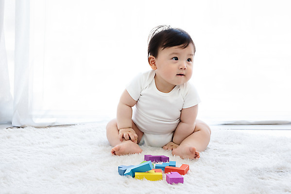 포토 JPG 스튜디오촬영 전신 응시 남자 생각 놀이 실내 한명 앉기 앞모습 귀여움 블록 한국인 성장 아기 보호 즐거움 고민 흰배경 교구 기저귀 남자아기한명만 국내포토 1 시선 교육 감정 뷰포인트 백그라운드 컨셉 모션 사람 동양인 내부 아기용품 흰색 남자한명만 남자아기만 파일형식