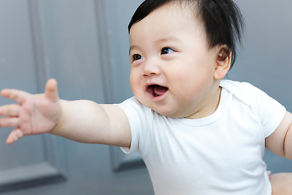 포토 JPG 스튜디오촬영 응시 남자 행복 회색배경 실내 손바닥 한명 미소 상반신 옆모습 귀여움 펼침 한국인 성장 아기 보호 손내밀기 남자아기한명만 국내포토 1 손 시선 감정 뷰포인트 컨셉 모션 표정 사람 동양인 손짓 내부 회색 남자한명만 남자아기만 파일형식 컬러 인종 신체부위 남자만 아기만