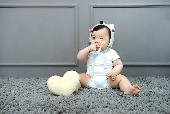 포토 JPG 스튜디오촬영 전신 응시 남자 회색배경 실내 한명 앉기 앞모습 장난감 귀여움 한국인 성장 아기 입 보호 물기 기저귀 하트쿠션 남자아기한명만 국내포토 1 시선 뷰포인트 백그라운드 컨셉 쿠션 모션 사람 동양인 내부 신체부위 회색 아기용품 하트 남자한명만 남자아기만 파일형식