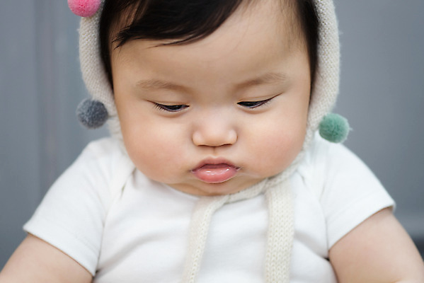 포토 JPG 스튜디오촬영 응시 남자 생각 회색배경 실내 한명 앉기 근접촬영 상반신 앞모습 귀여움 한국인 성장 아기 보호 고민 남자아기한명만 국내포토 1 시선 감정 뷰포인트 백그라운드 컨셉 모션 사람 동양인 내부 회색 남자한명만 남자아기만 파일형식