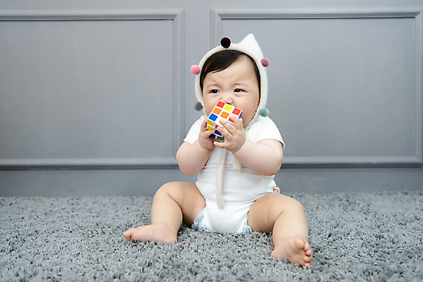 포토 JPG 스튜디오촬영 전신 남자 놀이 회색배경 실내 한명 앉기 앞모습 장난감 귀여움 블록 한국인 성장 아기 보호 큐브 기저귀 모자가게 사교 상상력 남자아기한명만 국내포토 1 뷰포인트 백그라운드 컨셉 모션 사람 동양인 내부 상점 회색 아기용품 남자한명만 남자아기만 파일형식