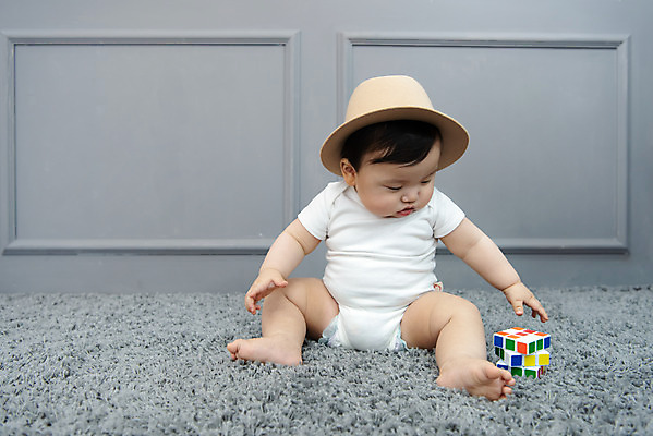 포토 JPG 스튜디오촬영 전신 모자 남자 놀이 회색배경 실내 한명 앞모습 장난감 귀여움 한국인 성장 아기 보호 큐브 사교 상상력 남자아기한명만 국내포토 1 잡화 뷰포인트 백그라운드 컨셉 사람 동양인 내부 회색 남자한명만 남자아기만 파일형식