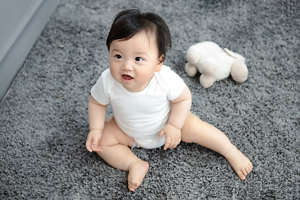 포토 JPG 스튜디오촬영 전신 응시 남자 행복 인형 회색배경 실내 한명 미소 웃음 앞모습 하이앵글 귀여움 한국인 올려보기 성장 아기 보호 기저귀 양인형 남자아기한명만 국내포토 1 시선 감정 뷰포인트 백그라운드 컨셉 모션 표정 사람 동양인 내부 회색 아기용품 남자한명만 남자아기만 파일형식