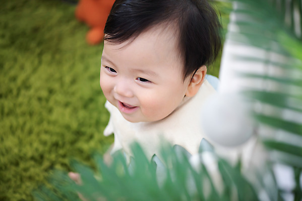 포토 JPG 스튜디오촬영 남자 행복 실내 한명 미소 웃음 상반신 앞모습 귀여움 한국인 성장 아기 보호 녹색배경 남자아기한명만 국내포토 1 감정 뷰포인트 백그라운드 컨셉 표정 사람 동양인 내부 초록색 남자한명만 남자아기만 파일형식