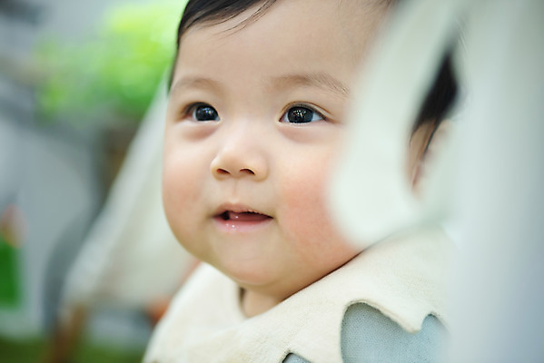 포토 JPG 스튜디오촬영 응시 남자 행복 실내 한명 미소 웃음 상반신 앞모습 귀여움 한국인 성장 아기 보호 남자아기한명만 국내포토 1 시선 감정 뷰포인트 컨셉 표정 사람 동양인 내부 남자한명만 남자아기만 파일형식