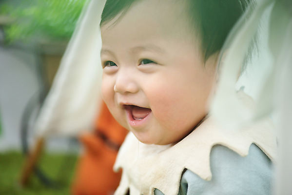 포토 JPG 스튜디오촬영 남자 행복 실내 한명 미소 상반신 옆모습 아웃포커스 귀여움 한국인 성장 아기 보호 남자아기한명만 국내포토 1 감정 뷰포인트 컨셉 촬영기법 표정 사람 동양인 내부 남자한명만 남자아기만 파일형식