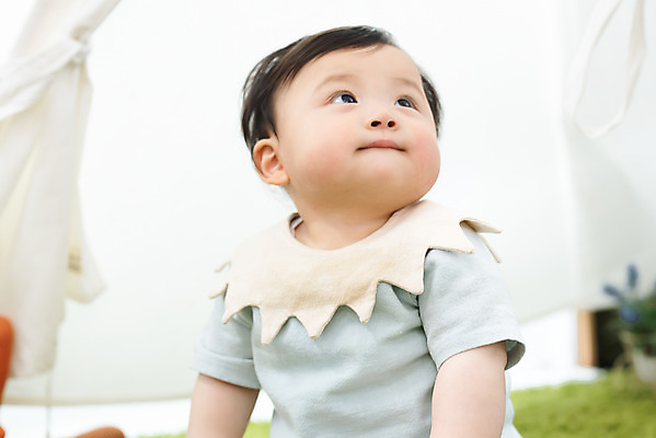 포토 JPG 스튜디오촬영 응시 남자 행복 로우앵글 실내 한명 미소 웃음 상반신 앞모습 귀여움 한국인 성장 아기 보호 남자아기한명만 국내포토 1 시선 감정 뷰포인트 컨셉 표정 사람 동양인 내부 남자한명만 남자아기만 파일형식