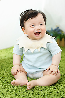 포토 JPG 스튜디오촬영 전신 응시 남자 행복 실내 한명 미소 웃음 앉기 앞모습 귀여움 한국인 성장 아기 보호 기저귀 녹색배경 남자아기한명만 국내포토 1 시선 감정 뷰포인트 백그라운드 컨셉 모션 표정 사람 동양인 내부 초록색 아기용품 남자한명만 남자아기만 파일형식