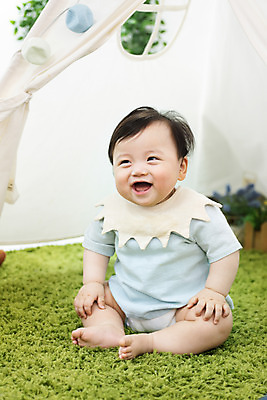 포토 JPG 스튜디오촬영 전신 응시 남자 행복 실내 한명 미소 웃음 앉기 앞모습 귀여움 한국인 성장 아기 보호 기저귀 녹색배경 남자아기한명만 국내포토 1 시선 감정 뷰포인트 백그라운드 컨셉 모션 표정 사람 동양인 내부 초록색 아기용품 남자한명만 남자아기만 파일형식