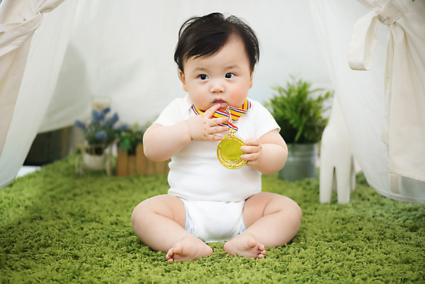 포토 JPG 스튜디오촬영 전신 응시 남자 실내 한명 앉기 앞모습 귀여움 만지기 한국인 성장 아기 수상_상을받음 보호 기저귀 금메달 녹색배경 대회 수상자 남자아기한명만 국내포토 1 시선 뷰포인트 백그라운드 컨셉 모션 사람 동양인 내부 초록색 아기용품 메달 남자한명만 남자아기만 파일형식