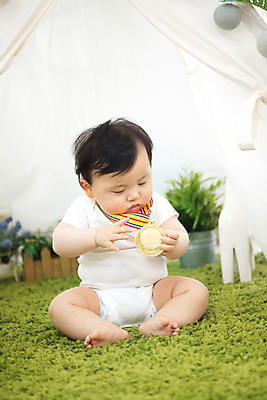 포토 JPG 스튜디오촬영 전신 응시 남자 실내 한명 앉기 앞모습 귀여움 만지기 한국인 성장 아기 수상_상을받음 보호 기저귀 금메달 녹색배경 대회 수상자 남자아기한명만 국내포토 1 시선 뷰포인트 백그라운드 컨셉 모션 사람 동양인 내부 초록색 아기용품 메달 남자한명만 남자아기만 파일형식