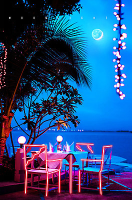 PSD 편집 편집이미지 바다 야경 태국 식탁 밤하늘 하늘 해변 사람없음 야외 컬러풀 야자수 발코니 달 화려 야간 테이블롤 네온아트 이미지편집 자연요소 나무 아시아 빵 컬러 컨셉 탁자 네온 파일형식 풍경_경치