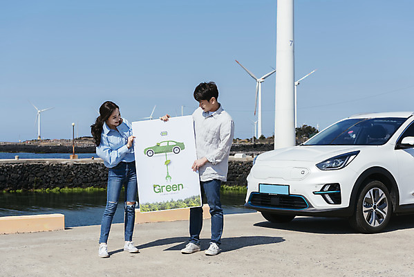 포토 JPG 주간 전신 배너 커플 여자 남자 행복 교통수단 바다 여행 자동차 서기 들기 20대 성인 야외 두명 앞모습 30대 제주도 자연보호 환경 그린캠페인 다정 봄 한국인 그린에너지 풍력에너지 즐거움 친환경 해안도로 국내여행 봄여행 전기자동차 해변도로 친환경자동차 성인만 신창해안도로 국내포토 자연요소 계절 감정 도로 육상교통 캠페인 뷰포인트 교통 컨셉 관계 모션 자연 한국 사람 동양인 청년 장년 에너지 보호 파일형식