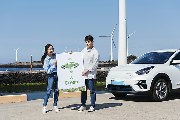 포토 JPG 주간 전신 배너 커플 여자 남자 행복 교통수단 바다 여행 자동차 서기 들기 20대 성인 야외 두명 앞모습 30대 제주도 자연보호 환경 그린캠페인 다정 봄 한국인 그린에너지 풍력에너지 즐거움 친환경 해안도로 국내여행 봄여행 전기자동차 해변도로 친환경자동차 성인만 신창해안도로 국내포토 자연요소 계절 감정 도로 육상교통 캠페인 뷰포인트 교통 컨셉 관계 모션 자연 한국 사람 동양인 청년 장년 에너지 보호 파일형식