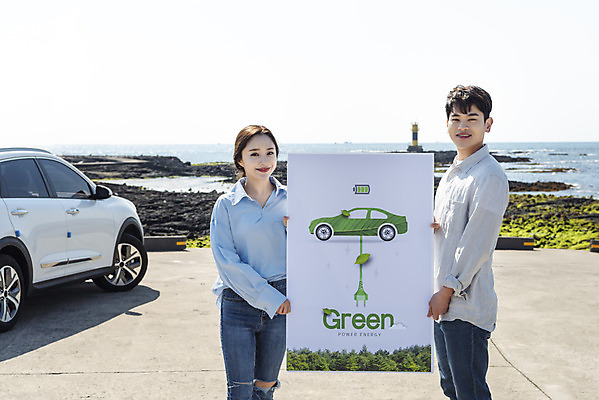 포토 JPG 주간 배너 커플 여자 남자 행복 교통수단 바다 여행 자동차 미소 들기 상반신 20대 성인 야외 두명 앞모습 옆모습 30대 제주도 자연보호 환경 그린캠페인 다정 봄 한국인 그린에너지 즐거움 친환경 해안도로 국내여행 봄여행 전기자동차 해변도로 친환경자동차 성인만 신창해안도로 국내포토 자연요소 계절 감정 도로 육상교통 캠페인 뷰포인트 교통 컨셉 관계 모션 자연 한국 표정 사람 동양인 청년 장년 에너지 보호 파일형식