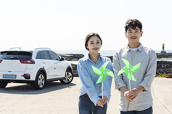 포토 JPG 주간 커플 여자 남자 행복 교통수단 바다 여행 자동차 서기 들기 상반신 20대 성인 야외 두명 앞모습 30대 제주도 자연보호 환경 그린캠페인 다정 봄 한국인 그린에너지 바람개비 즐거움 친환경 해안도로 국내여행 봄여행 전기자동차 해변도로 친환경자동차 성인만 신창해안도로 국내포토 자연요소 계절 감정 도로 육상교통 캠페인 뷰포인트 교통 컨셉 관계 모션 자연 한국 사람 동양인 청년 장년 에너지 보호 파일형식