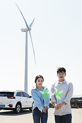 포토 JPG 주간 커플 여자 남자 행복 교통수단 바다 여행 자동차 하늘 서기 들기 상반신 20대 성인 야외 두명 앞모습 30대 제주도 자연보호 환경 그린캠페인 다정 봄 한국인 그린에너지 풍력에너지 바람개비 즐거움 친환경 해안도로 국내여행 봄여행 전기자동차 해변도로 친환경자동차 성인만 신창해안도로 국내포토 자연요소 계절 감정 도로 육상교통 캠페인 뷰포인트 교통 컨셉 관계 모션 자연 한국 사람 동양인 청년 장년 에너지 보호 파일형식