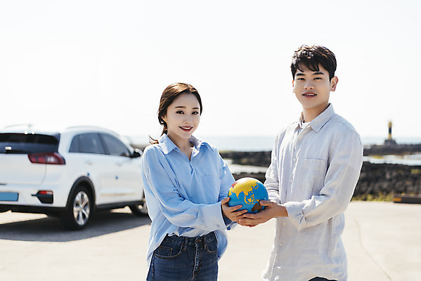 포토 JPG 주간 커플 여자 남자 행복 교통수단 바다 여행 자동차 미소 들기 상반신 20대 성인 야외 두명 앞모습 30대 제주도 지구본 자연보호 환경 그린캠페인 다정 봄 한국인 그린에너지 즐거움 친환경 해안도로 국내여행 봄여행 전기자동차 해변도로 친환경자동차 성인만 신창해안도로 국내포토 자연요소 계절 감정 도로 육상교통 캠페인 뷰포인트 교통 컨셉 관계 모션 자연 한국 표정 사람 동양인 청년 장년 에너지 보호 파일형식