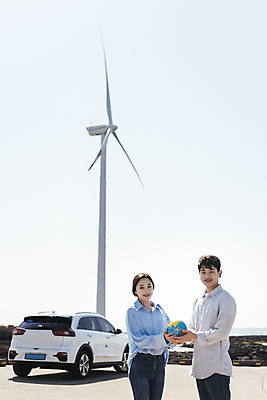 포토 JPG 주간 커플 여자 남자 행복 교통수단 바다 여행 자동차 서기 들기 상반신 20대 성인 야외 두명 앞모습 30대 제주도 지구본 자연보호 환경 그린캠페인 다정 봄 한국인 그린에너지 풍력에너지 즐거움 친환경 해안도로 국내여행 봄여행 전기자동차 해변도로 친환경자동차 성인만 신창해안도로 국내포토 자연요소 계절 감정 도로 육상교통 캠페인 뷰포인트 교통 컨셉 관계 모션 자연 한국 사람 동양인 청년 장년 에너지 보호 파일형식