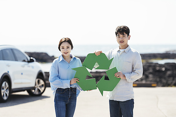 포토 JPG 주간 커플 여자 남자 행복 교통수단 바다 여행 자동차 미소 들기 상반신 20대 성인 야외 두명 앞모습 30대 제주도 자연보호 환경 그린캠페인 다정 봄 재활용 한국인 그린에너지 심볼 즐거움 친환경 해안도로 국내여행 봄여행 전기자동차 해변도로 친환경자동차 성인만 신창해안도로 재활용표시 국내포토 자연요소 계절 감정 도로 육상교통 캠페인 뷰포인트 교통 컨셉 관계 모션 자연 표시 한국 표정 사람 동양인 청년 장년 에너지 보호 파일형식