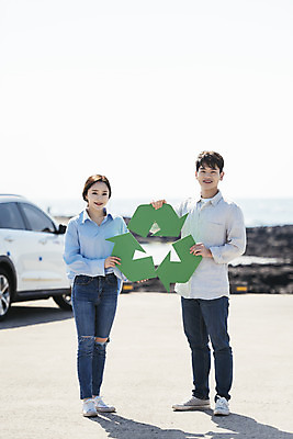 포토 JPG 주간 전신 커플 여자 남자 행복 교통수단 바다 여행 자동차 하늘 서기 미소 들기 20대 성인 야외 두명 앞모습 30대 제주도 자연보호 환경 그린캠페인 다정 봄 재활용 한국인 그린에너지 심볼 즐거움 친환경 해안도로 국내여행 봄여행 전기자동차 해변도로 친환경자동차 성인만 신창해안도로 재활용표시 국내포토 자연요소 계절 감정 도로 육상교통 캠페인 뷰포인트 교통 컨셉 관계 모션 자연 표시 한국 표정 사람 동양인 청년 장년 에너지 보호 파일형식
