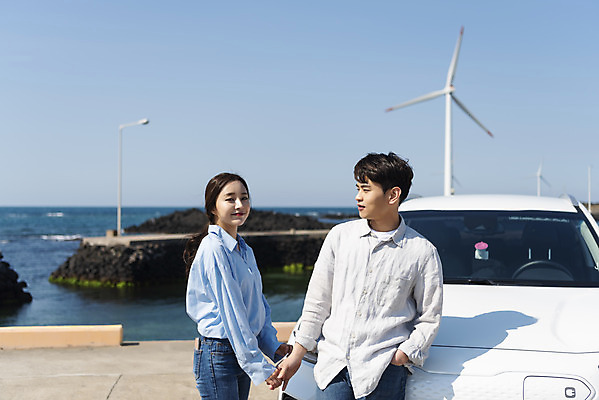 포토 JPG 주간 커플 여자 남자 행복 교통수단 바다 여행 자동차 서기 상반신 20대 성인 야외 두명 앞모습 옆모습 30대 제주도 자연보호 환경 손잡기 그린캠페인 기댐 다정 봄 한국인 그린에너지 풍력에너지 즐거움 친환경 해안도로 국내여행 봄여행 전기자동차 해변도로 친환경자동차 성인만 신창해안도로 국내포토 자연요소 계절 감정 도로 육상교통 캠페인 뷰포인트 교통 컨셉 관계 모션 자연 한국 사람 동양인 청년 장년 에너지 보호 파일형식
