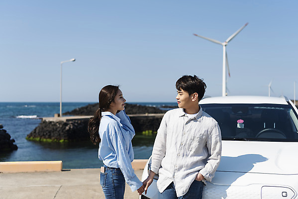 포토 JPG 주간 커플 여자 남자 행복 교통수단 바다 여행 자동차 서기 상반신 20대 성인 야외 두명 앞모습 옆모습 30대 제주도 마주보기 자연보호 환경 손잡기 그린캠페인 기댐 다정 봄 한국인 그린에너지 풍력에너지 즐거움 친환경 해안도로 국내여행 봄여행 전기자동차 해변도로 친환경자동차 성인만 신창해안도로 국내포토 자연요소 계절 감정 도로 육상교통 캠페인 뷰포인트 교통 컨셉 관계 모션 자연 한국 사람 동양인 청년 장년 에너지 보호 파일형식