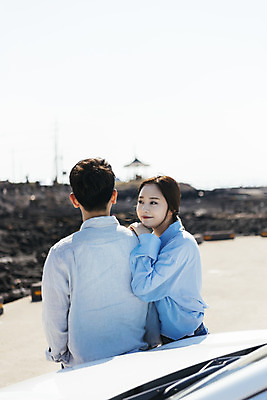 포토 JPG 주간 커플 여자 남자 행복 교통수단 바다 여행 자동차 하늘 서기 미소 상반신 20대 성인 야외 두명 뒷모습 30대 제주도 마주보기 자연보호 환경 그린캠페인 기댐 다정 봄 한국인 그린에너지 즐거움 친환경 해안도로 국내여행 봄여행 전기자동차 해변도로 친환경자동차 성인만 신창해안도로 국내포토 자연요소 계절 감정 도로 육상교통 캠페인 뷰포인트 교통 컨셉 관계 모션 자연 한국 표정 사람 동양인 청년 장년 에너지 보호 파일형식